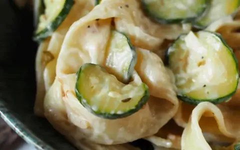 Cremige Pasta mit Zucchinischeiben, ein köstliches Gericht, das zeigt, wie vielseitig Zucchini Rezepte sein können.