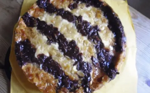 Ein köstlicher Hummelkuchen mit Schokolade und Mandeln, perfekt für das nächste Kaffeekränzchen. Dieses Hummelkuchen Rezept ist ein Genuss!