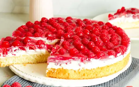 Ein saftiger, schneller Himbeerkuchen mit viel frischen Himbeeren und einer cremigen Schicht. Perfekt für jeden Anlass!