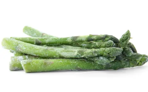Ein Haufen gefrorenen Spargel, bereit zum Kochen.