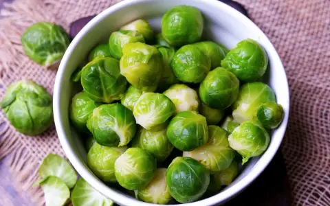 Frisch aus dem Gefrierfach: Ein Schüssel voll grüner Rosenkohl wartet darauf, zubereitet zu werden.