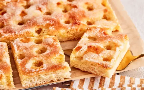 Saftiger Butter-Zuckerkuchen mit knuspriger Kruste und süßen Zuckerkristallen, perfekt für eine Kaffeepause.