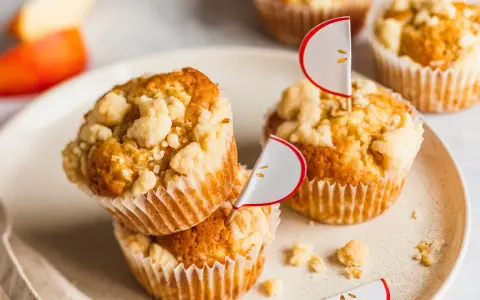 Saftige apfelmuffins mit knusprigem Streusel, dekoriert mit süßen Apfel-Ansteckern. Ein Genuss für jeden Tag!