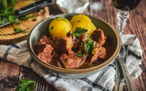 Herzhaftes Kalbsgulasch mit Kartoffeln, ein köstliches Rezept für ein deftiges Essen.