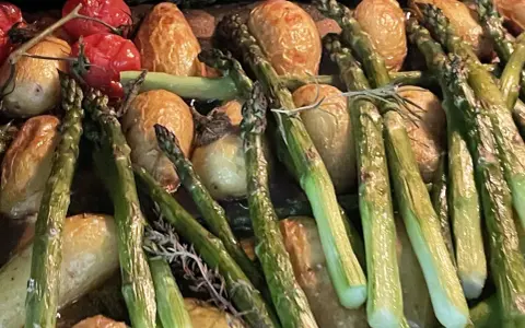 Gerösteter Spargel mit Kartoffeln und Tomaten, ein köstliches Gericht, das sich gut für zitronenmelisse rezepte eignet.