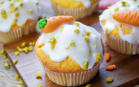 Leckere Karottenmuffins mit Zuckerguss und Marzipan-Karotten. Ein tolles Rezept für Ostern oder einfach so!