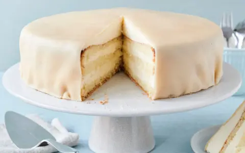 Eine köstliche bayrisch Creme Torte, glatt mit Marzipan überzogen, zeigt ihre saftigen Schichten.