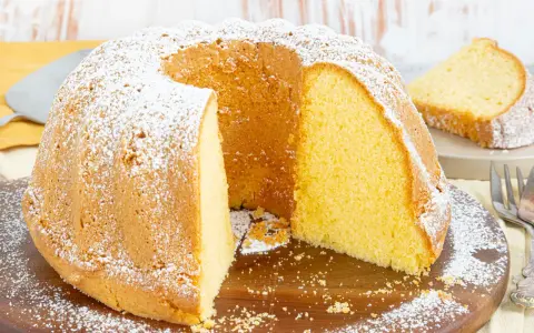 Ein saftiger Gugelhupf, bestäubt mit Puderzucker. Dieser Kuchen mit viel Eiern ist perfekt für jeden Anlass.