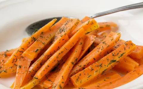 Gedünstete Karottenstreifen mit Dill, ein einfaches und leckeres Gericht, das sich gut für verschiedene Karotten Rezepte eignet.