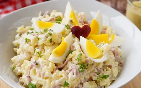Herzhafter Kartoffelsalat mit Fleischsalat, garniert mit Ei und Petersilie. Ein Klassiker, der immer schmeckt.