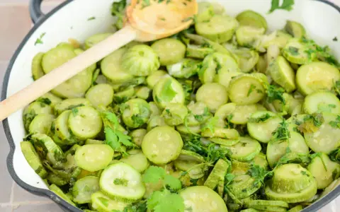 Frisch zubereitete zucchini pfanne mit Kräutern in einer Gusseisenpfanne, bereit zum Servieren.