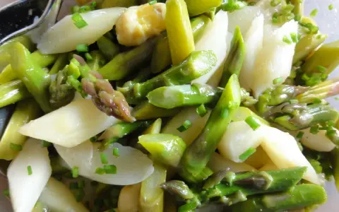 Frischer Spargelsalat mit grünen und weißen Spargelstangen, verfeinert mit Schnittlauch. Ein leichtes und gesundes Spargelsalat Rezept.