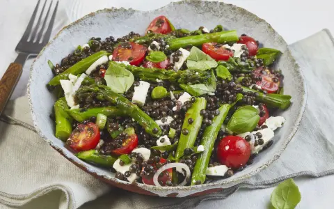 Ein bunter Salat mit braunen Linsen, Spargel, Kirschtomaten und Feta. Perfekt für ein leichtes Mittagessen oder als Beilage. Ein tolles braune Linsen Rezept!