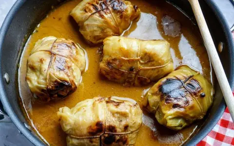 Fünf leckere Krautwickel im Topf, bereit für ein köstliches Krautwickel Rezept.