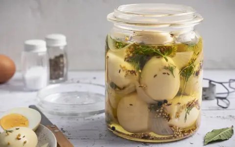 Eingelegte Eier im Glas, ein schnelles Rezept für Soleier mit Zwiebeln, Dill und Senfkörnern.