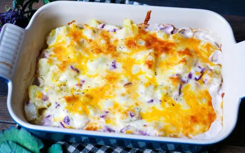 Kohlrabi Kartoffel Auflauf mit geschmolzenem Käse in einer Auflaufform, bereit zum Servieren.