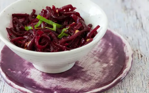 Rote Bete Salat nach Omas Art, ein herzhaftes Gericht mit fein geschnittenen Rote Bete, garniert mit frischen Kräutern.