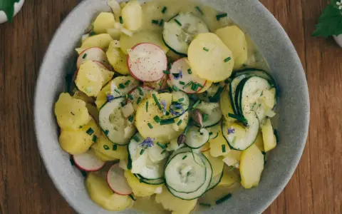 Frischer Kartoffelsalat mit Gurken, Radieschen und Schnittlauch. Ein tolles Rezept für den Sommer!