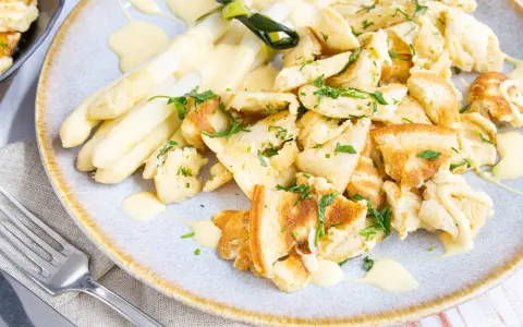 Spargel mit zerrupftem Brot und Sauce Hollandaise. Ein einfaches, aber köstliches kratzete rezept, garniert mit Petersilie.