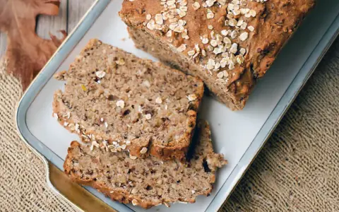 Ein rustikales Vollkornbrot mit Haferflocken, perfekt für ein einfaches Vollkornbrot Rezept.