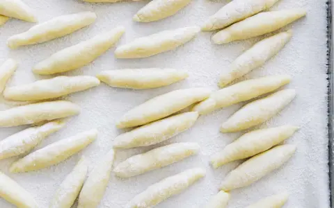 Frisch geformte Schupfnudeln, bereit für das Kochabenteuer. Dieses Schupfnudeln Rezept ist einfach und lecker.