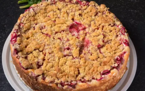 Ein saftiger Rhabarberkuchen in Springform, bedeckt mit knusprigen Streuseln. Perfekt für den Kaffeetisch.