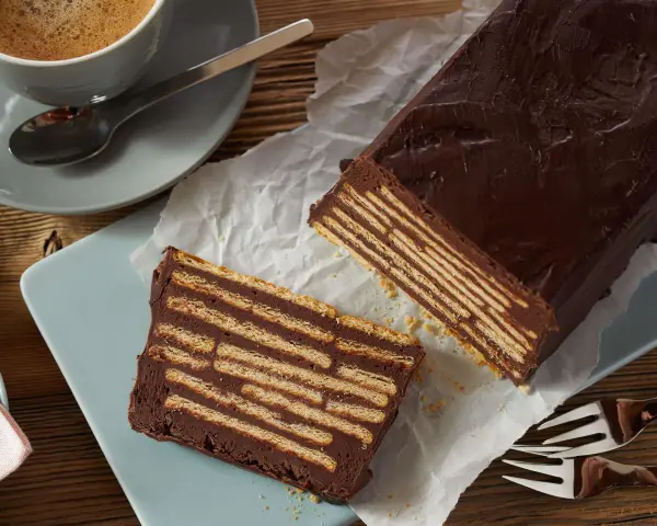 Schokoladiger kalter Hund mit Kaffee, ein Genuss für jede Gelegenheit.