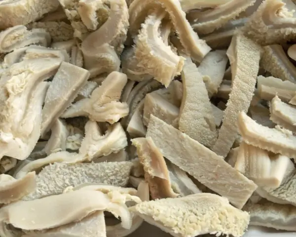 Gekochte und geschnittene Kutteln für ein herzhaftes Kutteln Rezept. Die Textur ist faserig und leicht wellig.