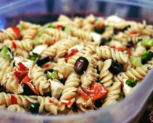 Bunter Nudelsalat mit Oliven, Paprika und Brokkoli, perfekt als Beilage zu salate zum grillen.