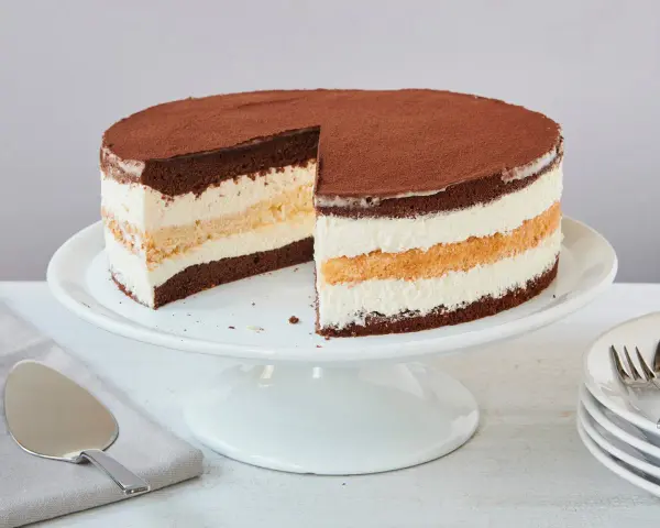 Ein köstlicher Vatertag Kuchen mit Schichten aus dunklem Schokoboden, cremiger Füllung und Kakaopulver. Perfekt für den besonderen Tag!