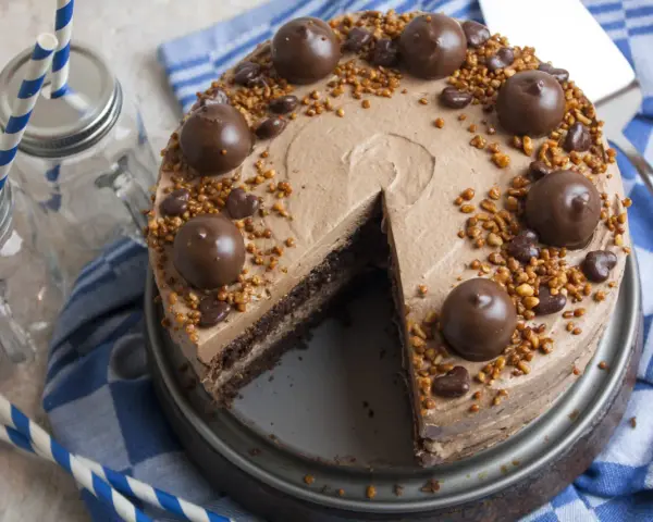 Schokoladige nougat torte mit Pralinen und Nüssen, bereit zum Genießen.