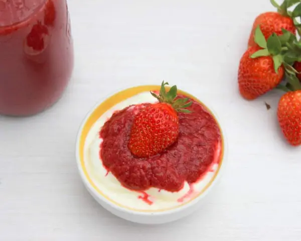 Frische Erdbeeren und eine Schüssel Joghurt mit selbstgemachter Erdbeersauce. Ein einfaches Erdbeersauce Rezept zum Genießen.