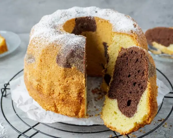 Saftiger Marmorkuchen, perfekt für jedes Kaffeetrinken. Dieses Marmorkuchen Rezept ist einfach und gelingt immer.