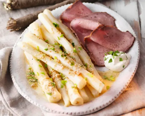 Schwarzwurzeln zubereitet mit zerstoßenen Nüssen und Schnittlauch, serviert mit Roastbeef und einem Klecks Kräuterquark.