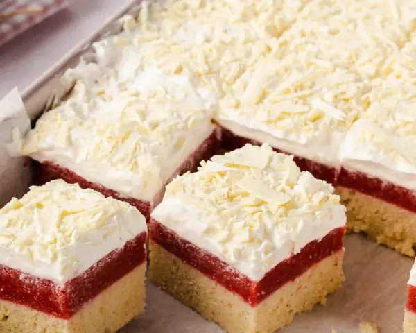 Schichtkuchen mit Erdbeerfüllung, Sahne und weißer Schokolade. Ein köstlicher Frau Holle Kuchen, der zum Genießen einlädt.