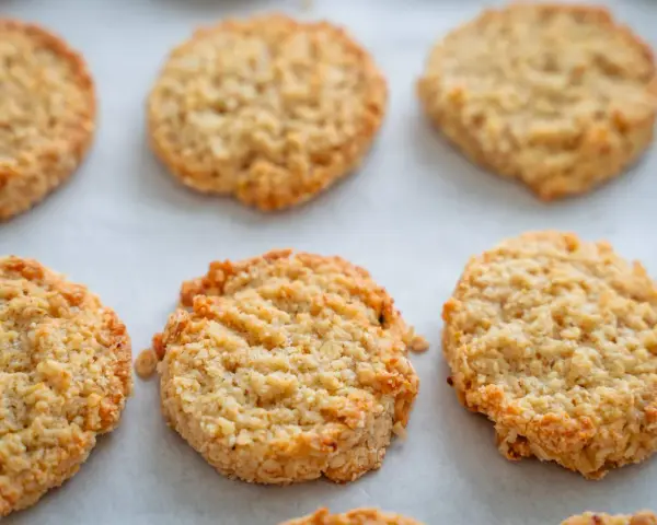 Goldbraune Haferflocken-Kekse auf Backpapier, perfekt für einfache Haferflocken Rezepte.
