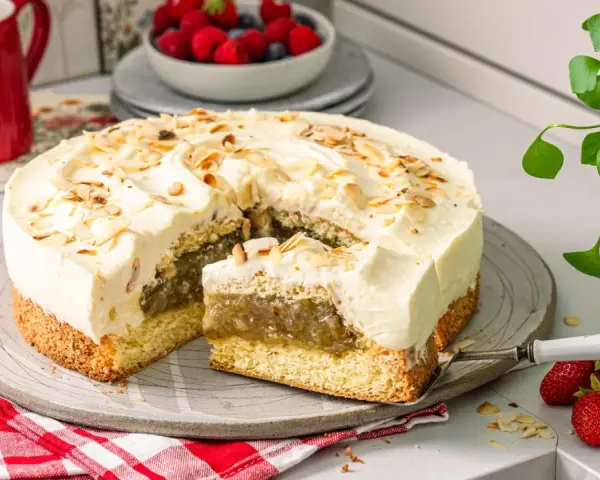 Eine köstliche Stachelbeertorte, wie von Landfrauen gebacken, mit lockerem Biskuit, cremiger Füllung und Mandelblättchen.