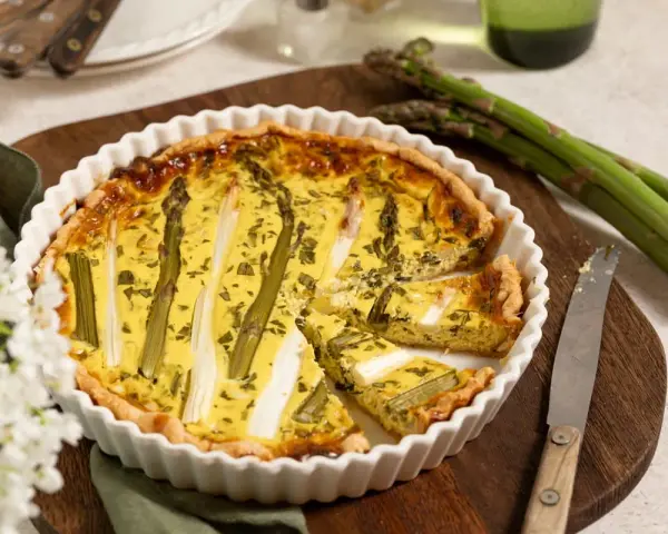 Herzhafte Spargelquiche mit Kräutern, eine köstliche Idee für Spargelrezepte.