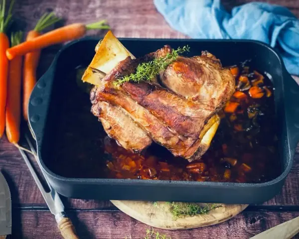 Ein saftiges Kalbshaxen-Rezept, perfekt gebraten mit Karotten und Kräutern. Ein Festmahl für jeden Anlass.