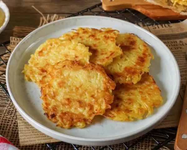 Goldbraune Reibekuchen auf einem Teller, perfekt für ein leckeres Reibekuchen Rezept.
