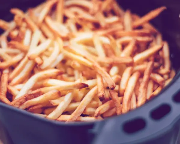 Goldbraune, knusprige Pommes im Airfryer, bereit zum Genießen.