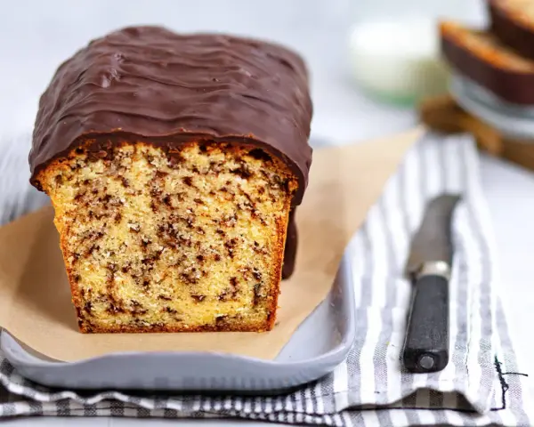 Ein saftiger Ameisenkuchen mit Schokoladenglasur, perfekt für das nächste Kaffeekränzchen. Dieses Ameisenkuchen Rezept ist ein Muss!