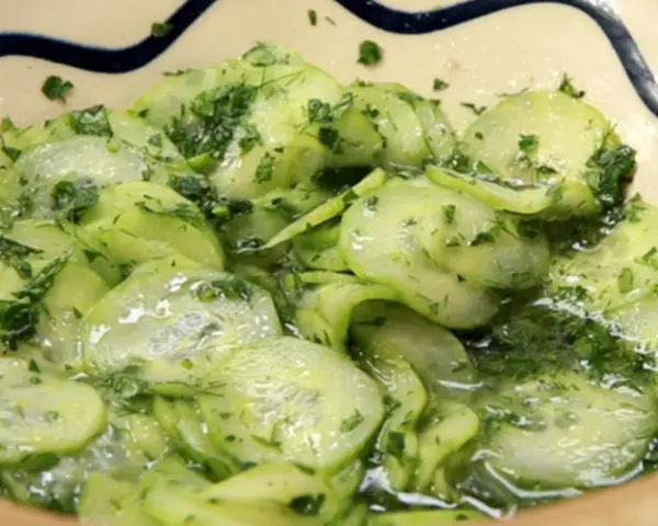 Frischer Gurkensalat mit Dill und einer leichten Vinaigrette. Ein einfacher, aber bester Gurkensalat, der zu vielen Gerichten passt.