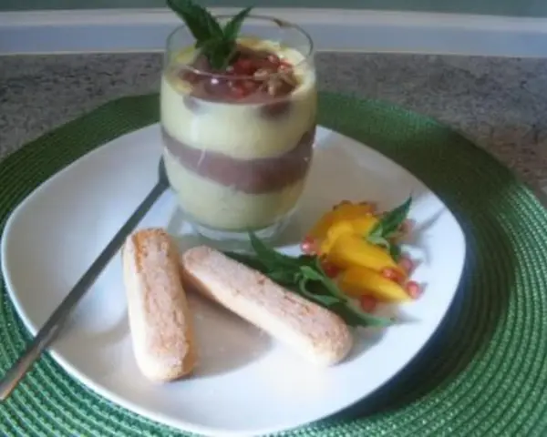 Schichtdessert mit Quark und Joghurt, garniert mit Mango, Granatapfel und Minze. Ein schnelles Dessert, das alle begeistert.
