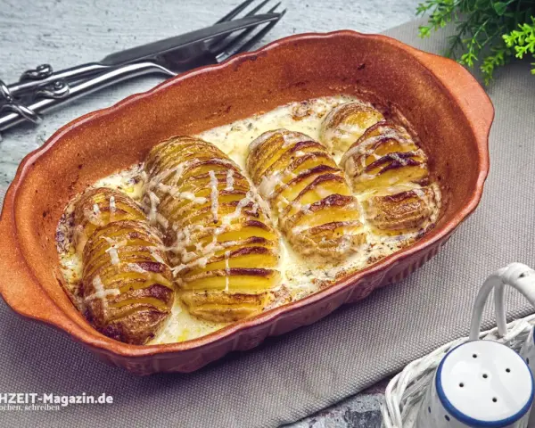Hasselback Kartoffeln in cremiger Sauce, goldbraun gebacken und mit Käse überbacken. Ein Genuss für jeden Kartoffelliebhaber.