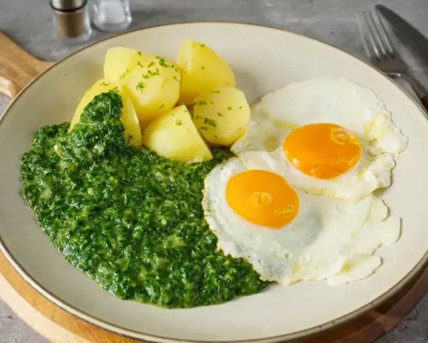 Herzhaftes Spinat-Rezept mit Salzkartoffeln und zwei Spiegeleiern. Ein Klassiker, der immer schmeckt!