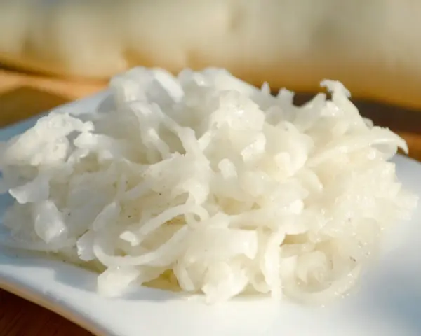 Frisch geriebener Rettich, bereit für ein leckeres Rettichsalat Rezept.