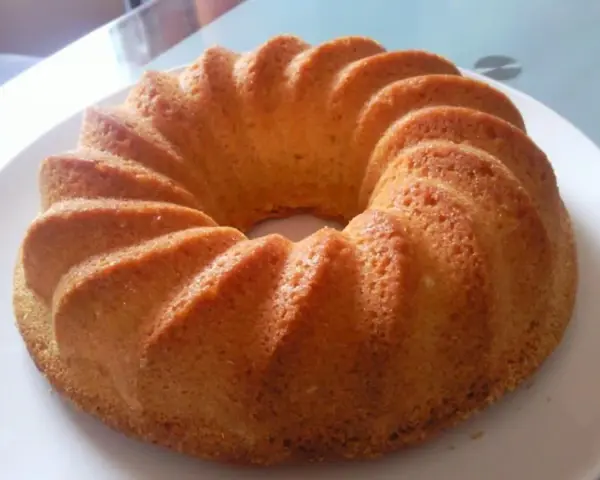 Omas sandkuchen saftig, goldbraun und mit typischer Gugelhupfform. Ein Genuss für die Sinne.