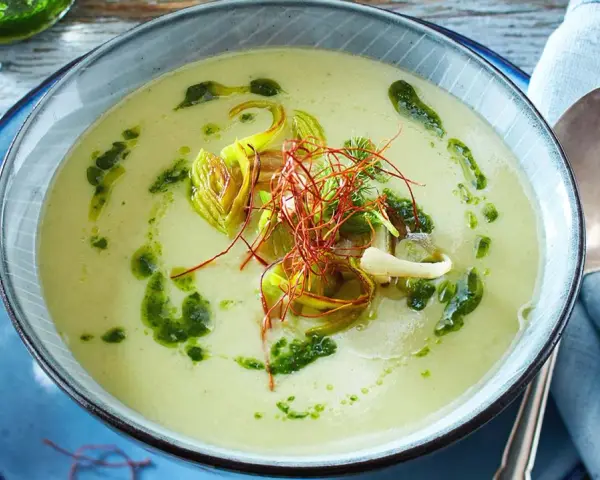 Cremige Suppe mit Lauch und Kräuteröl, inspiriert von Fenchel Rezepten. Ein Hauch von Chili sorgt für Würze.