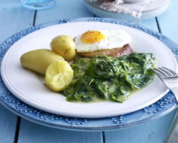 Ein Teller mit Rahmspinat, Kartoffeln und Spiegelei. Ein einfaches und leckeres Rahmspinat Rezept.